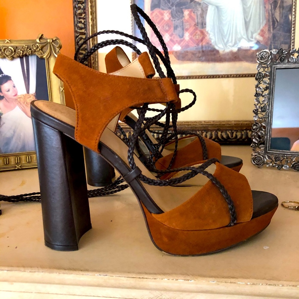 Suede Vince Camuto heals with tie ups 7M